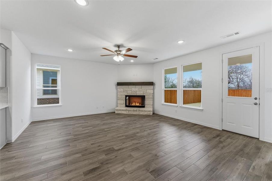 Spacious, unfurnished interior of a new home in Covenant Park, Springtown (Image 14).