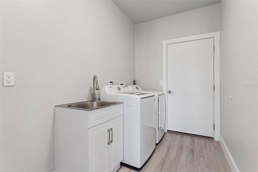 Furnished interior view inside a new home in , Orlando (Image 34).