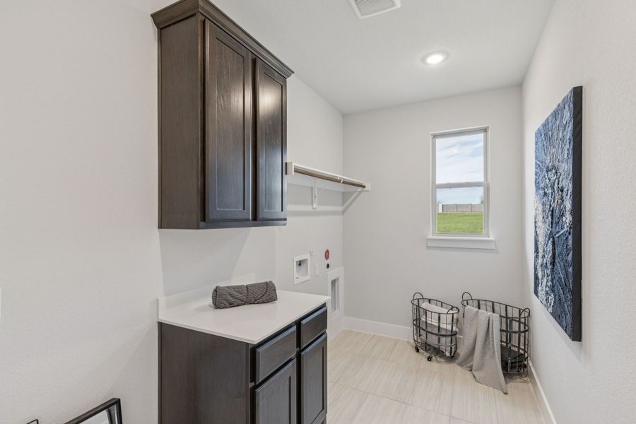 Representative furnished interior of a home built from the Emerson by Centre Living Homes in Lakeway Estates, Waxahachie (Image 18).