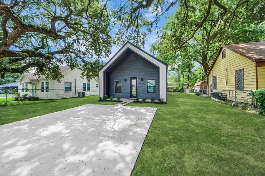 Front exterior of a new home in , Baytown, TX, highlighting curb appeal (Image 2).