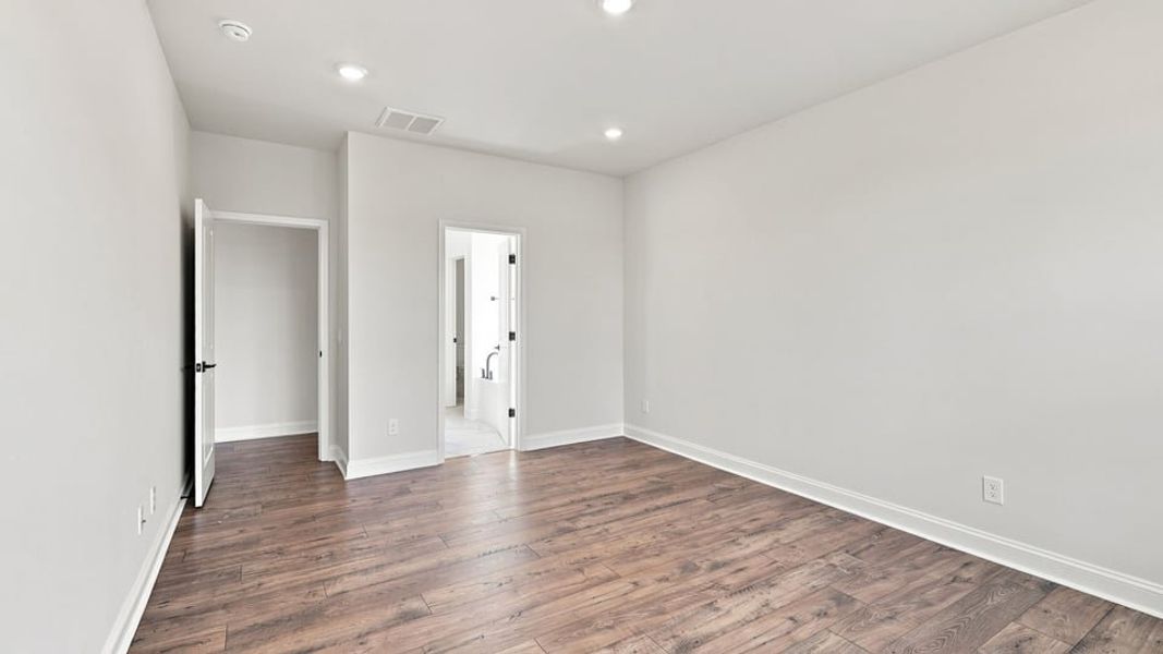 Spacious, unfurnished interior of a new home in Shadowood, Seneca (Image 32).