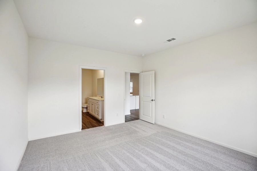Representative unfurnished interior of a home built from the Sagan by Starlight Homes in Ashland, Angleton (Image 22).