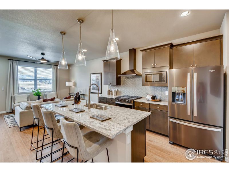 BEAUTIFUL KITCHEN WITH GRAND ISLAND SEATING!