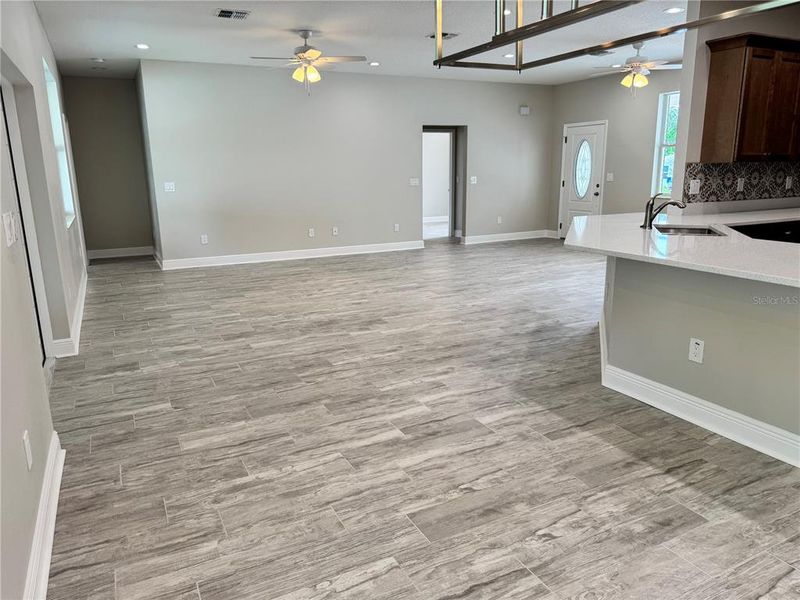 Spacious, unfurnished interior of a new home in , Dade City (Image 40).