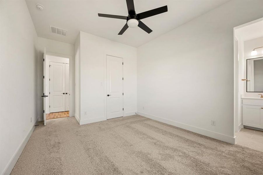 Spacious, unfurnished interior of a new home in NorthGlen, Haslet (Image 34).