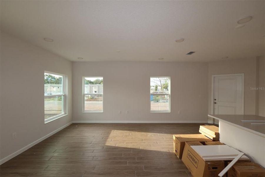 Spacious, unfurnished interior of a new home in Reeves Place, Orlando (Image 15).