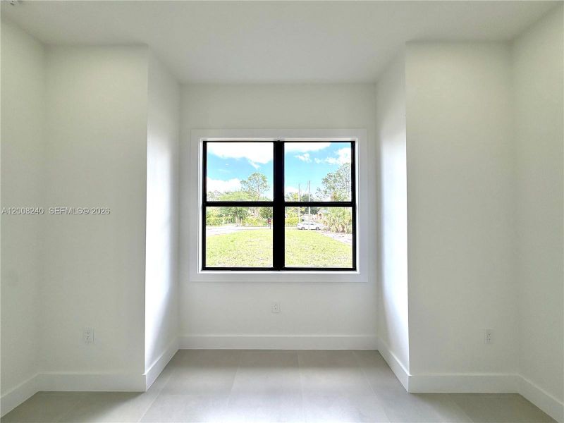 Spacious, unfurnished interior of a new home in , Naples (Image 23).