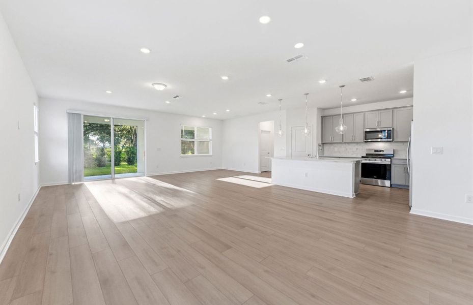 Spacious, unfurnished interior of a new home in Riverwood, Zephyrhills (Image 16).