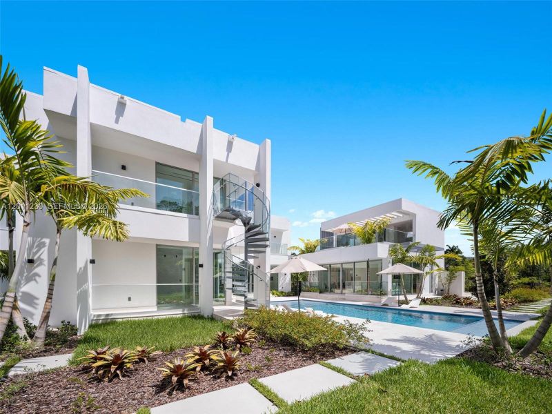 Condo located in Weston, FL showcasing its design and architecture (Image 7). Condo located in Weston, FL showcasing its design and architecture (Image 7).