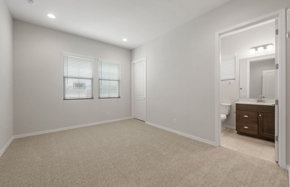 Spacious, unfurnished interior of a new home in Sun City Anthem at Merrill Ranch, Florence (Image 16).