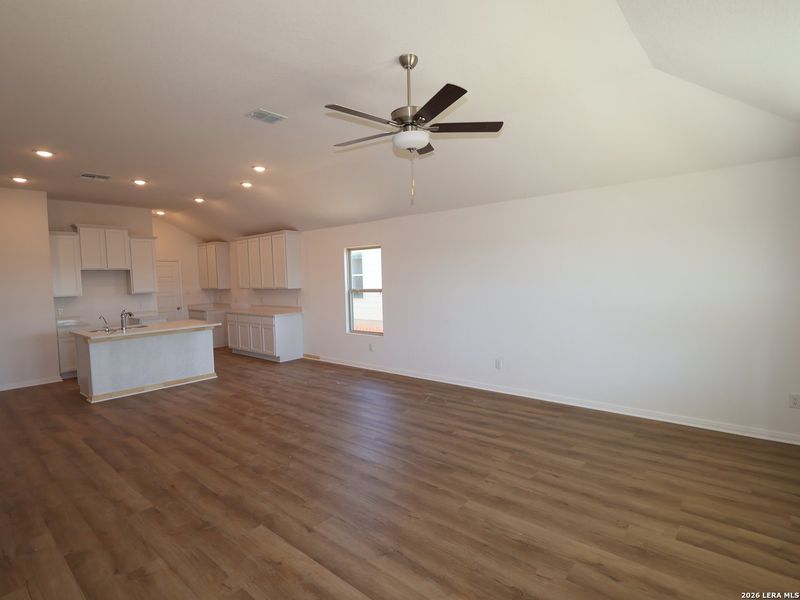 Spacious, unfurnished interior of a new home in Hunters Ranch, San Antonio (Image 35).