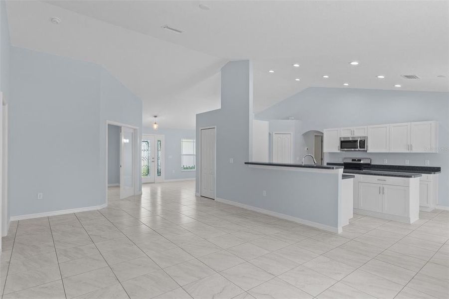Spacious, unfurnished interior of a new home in , Weeki Wachee (Image 24).