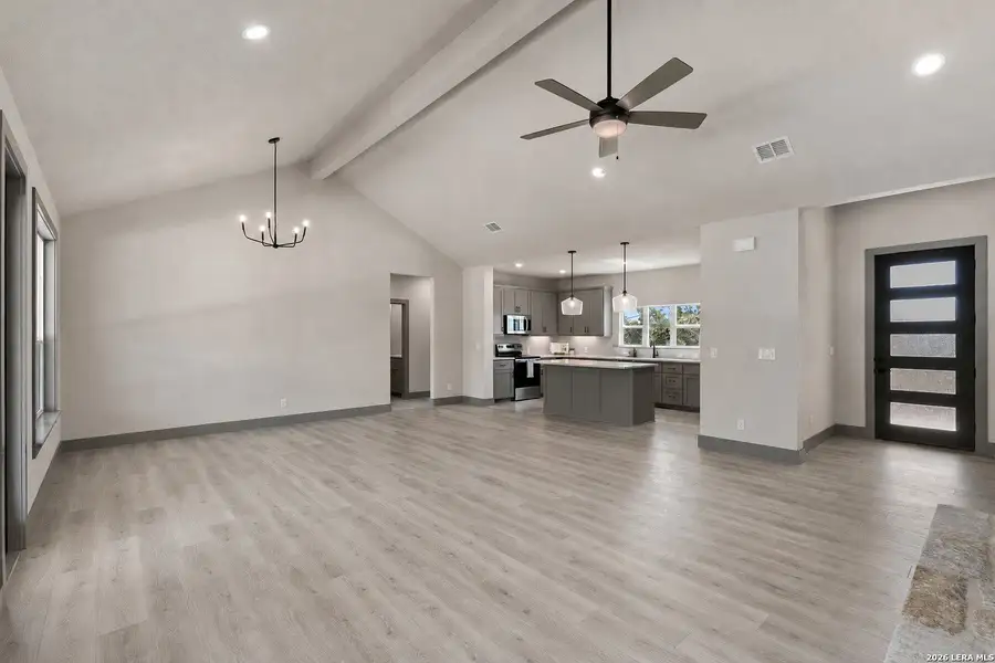 Spacious, unfurnished interior of a new home in , Canyon Lake (Image 28).