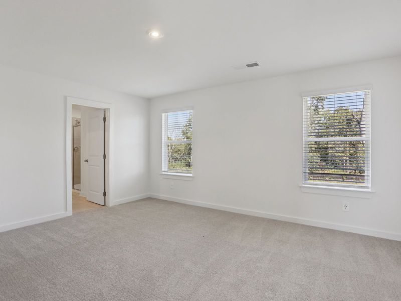 Spacious, unfurnished interior of a new home in Bear Springs, Columbia (Image 9).