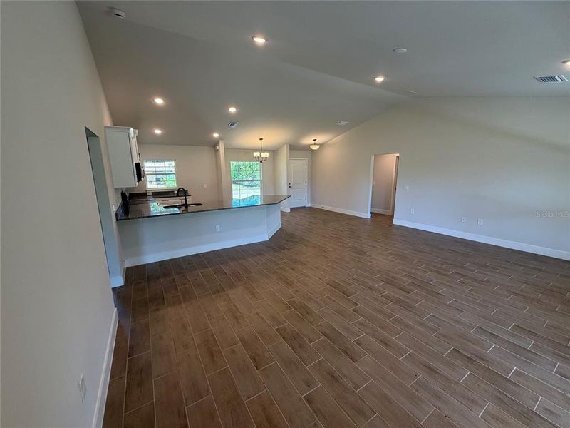 Spacious, unfurnished interior of a new home in Gulf Cove, Port Charlotte (Image 11).