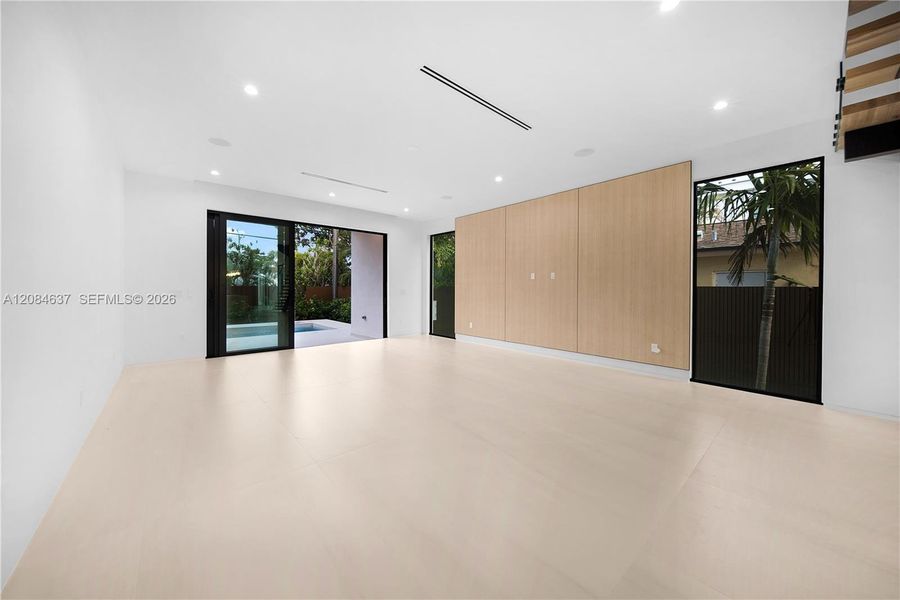 Spacious, unfurnished interior of a new home in , Fort Lauderdale (Image 20).