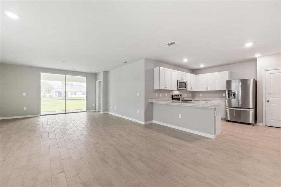 Spacious, unfurnished interior of a new home in Heritage Lake Park, Punta Gorda (Image 13).