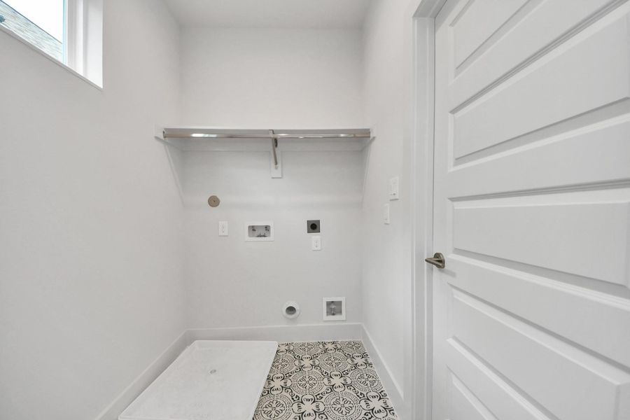 Furnished interior view inside a new home in Alicante, Houston (Image 10).