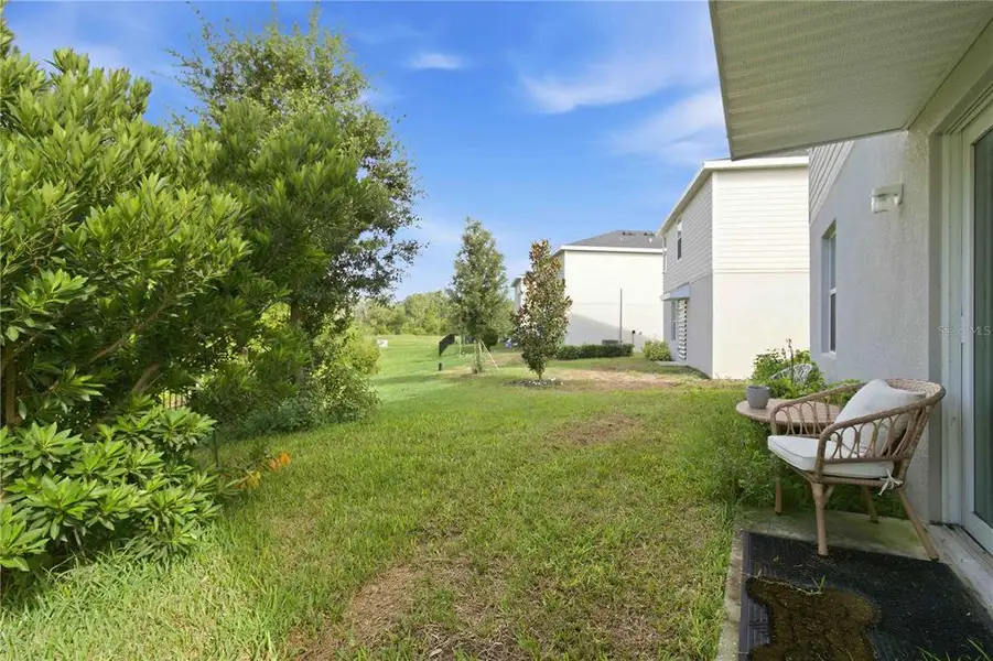 Exterior details and patio area of a home in , Bradenton (Image 4).