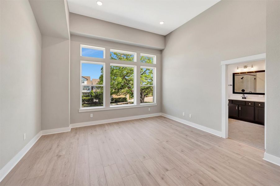 Spacious, unfurnished interior of a new home in Retreat at Oak Park, Houston (Image 14).
