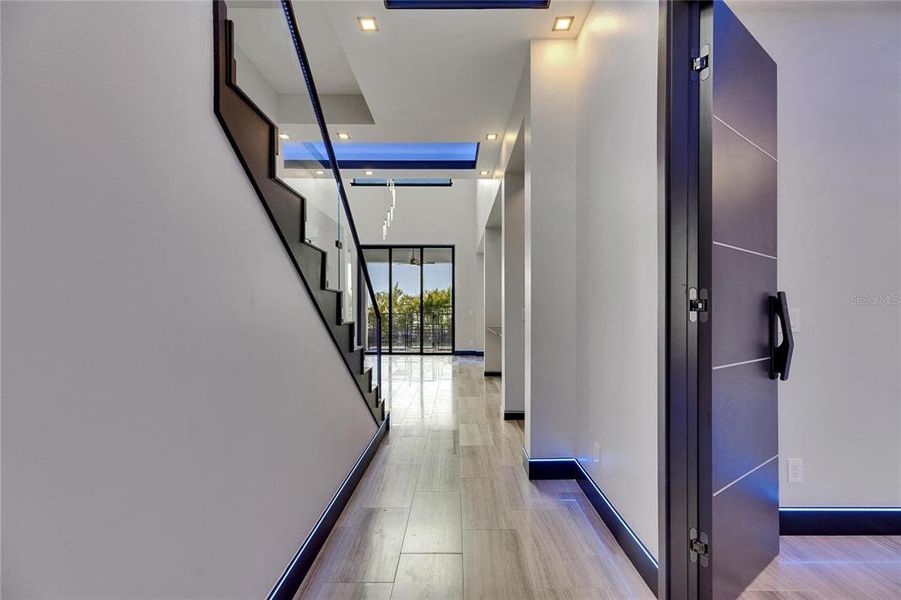 Spacious, unfurnished interior of a new home in , Apollo Beach (Image 26).