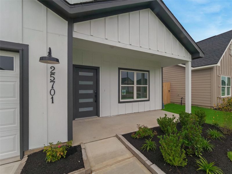 Exterior details and patio area of a home in Hill & Dale Ranch, Splendora (Image 20).
