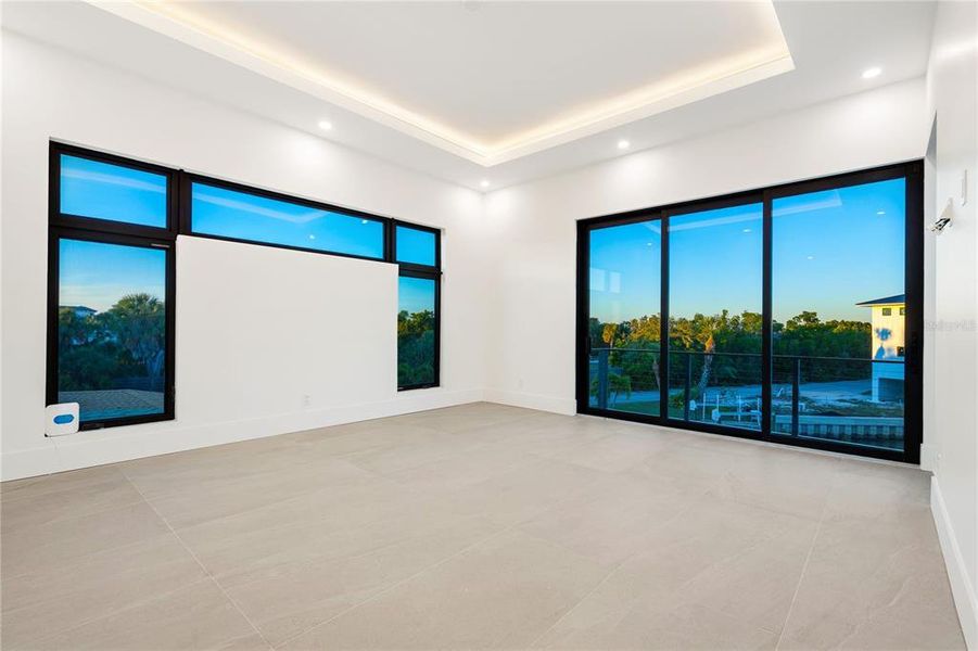 Spacious, unfurnished interior of a new home in , Longboat Key (Image 25).
