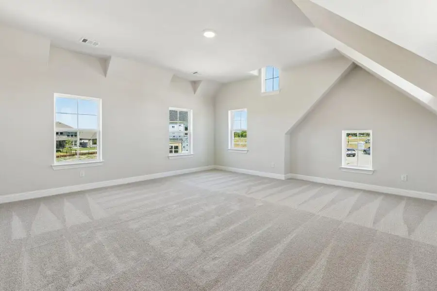 Spacious, unfurnished interior of a new home in Heath Golf & Yacht Club, Heath (Image 23).
