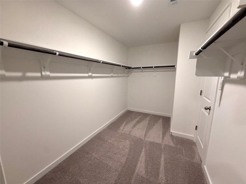 Spacious, unfurnished interior of a new home in Creeks Crossing, Elgin (Image 12).