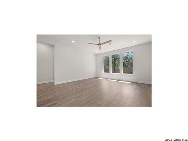 Spacious, unfurnished interior of a new home in Cibolo Crossing, Universal City (Image 5).