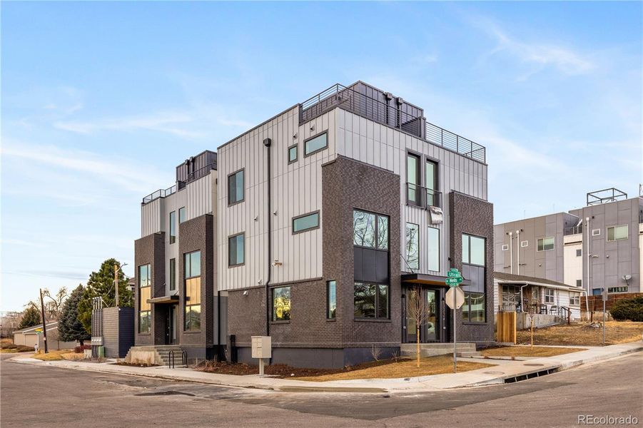 Condo located in Denver, CO showcasing its design and architecture (Image 4).
