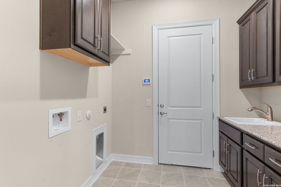 Furnished interior view inside a new home in Cibolo Crossing, Universal City (Image 13).