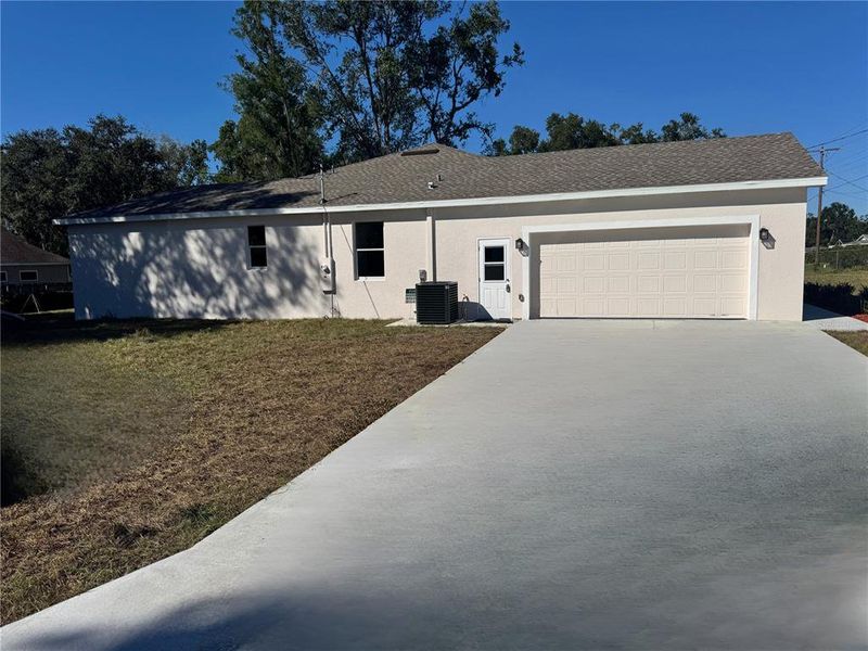 Exterior details and patio area of a home in , Dade City (Image 3).