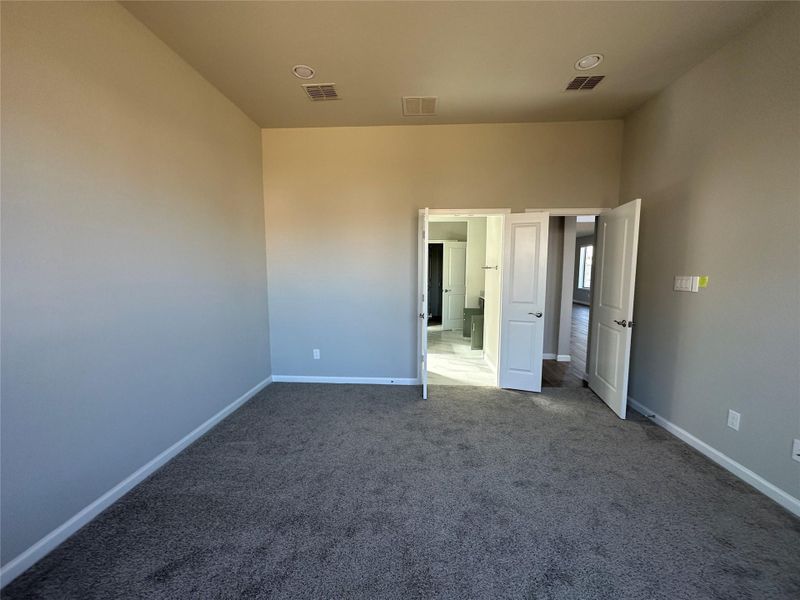 Spacious, unfurnished interior of a new home in Sienna, Missouri City (Image 29).
