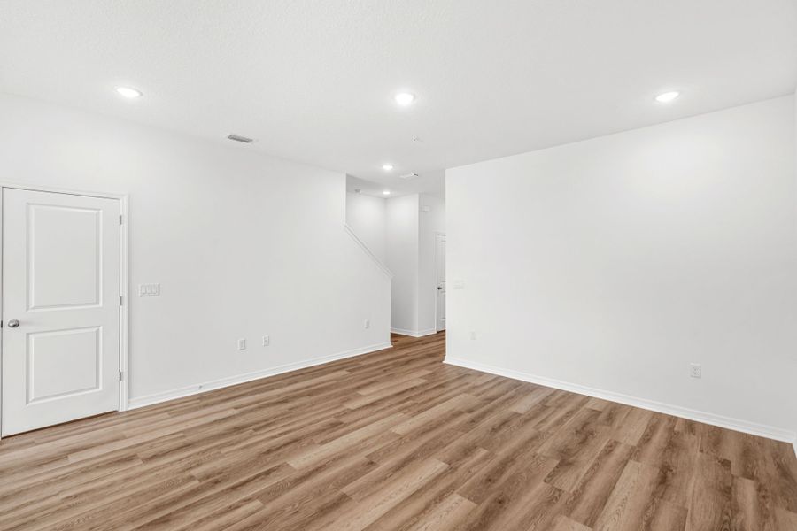 Spacious, unfurnished interior of a new home in Shenandoah Reserve, Orlando (Image 27).