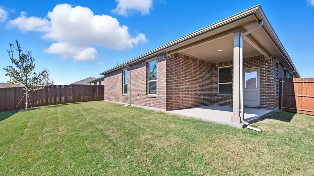 Exterior details and patio area of a home in Legado, Cleburne (Image 2).