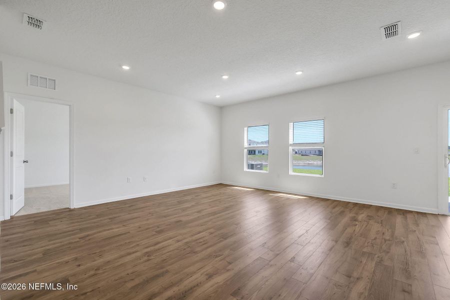 Spacious, unfurnished interior of a new home in Diamond Springs, Jacksonville (Image 33).