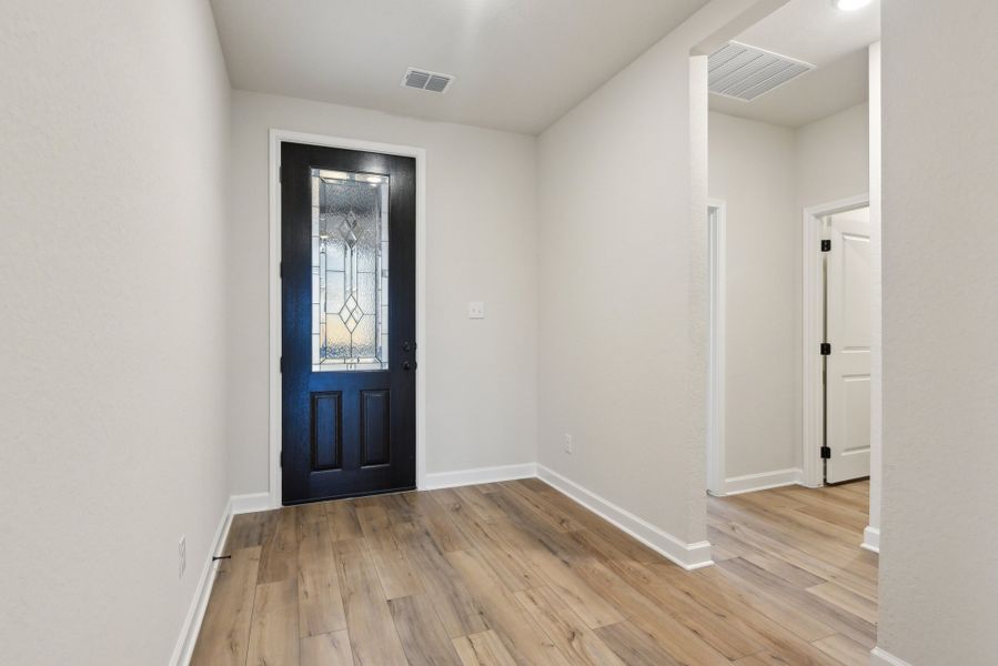 Representative unfurnished interior of a home built from the Makenzie by Ashton Woods in Hennersby Hollow, San Antonio (Image 16).