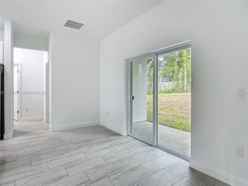 Spacious, unfurnished interior of a new home in , Citrus Springs (Image 11).