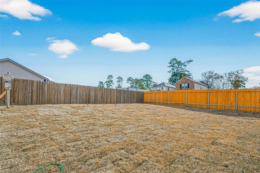 Exterior details and patio area of a home in Woodland Lakes, Houston (Image 21).