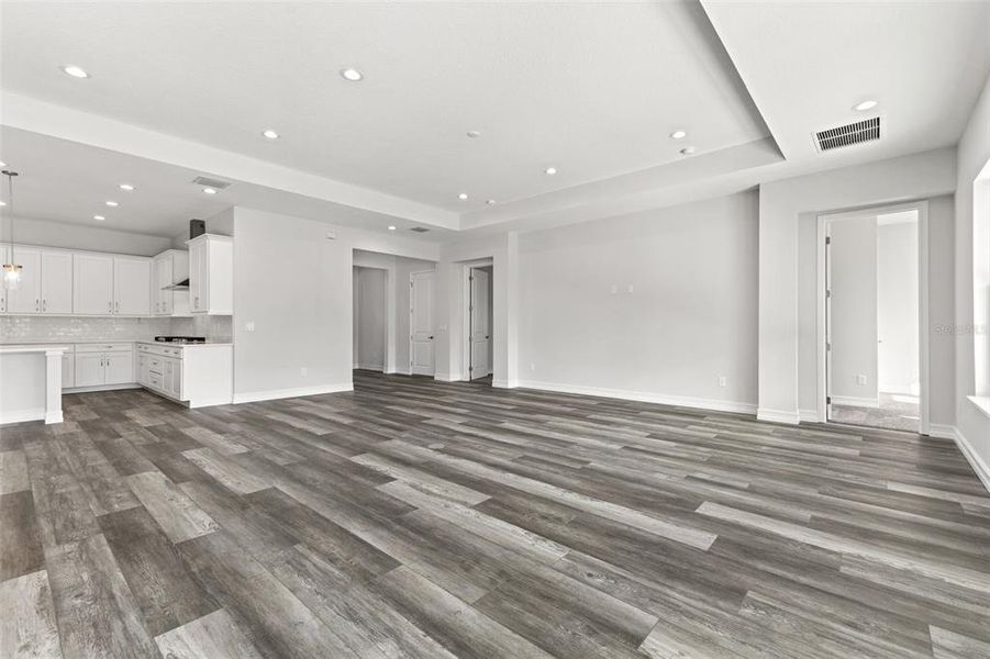 Spacious, unfurnished interior of a new home in Southern Hills Plantation, Brooksville (Image 35).
