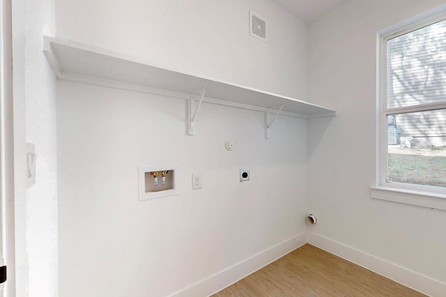 Spacious, unfurnished interior of a new home in , Bastrop (Image 20).