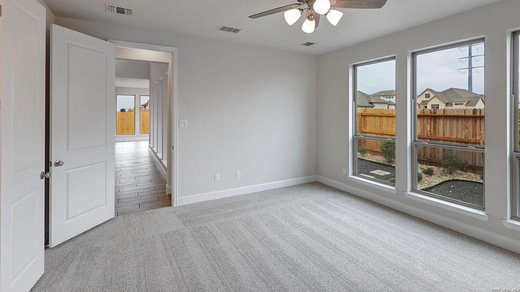 Spacious, unfurnished interior of a new home in Haby Hill, San Antonio (Image 23).