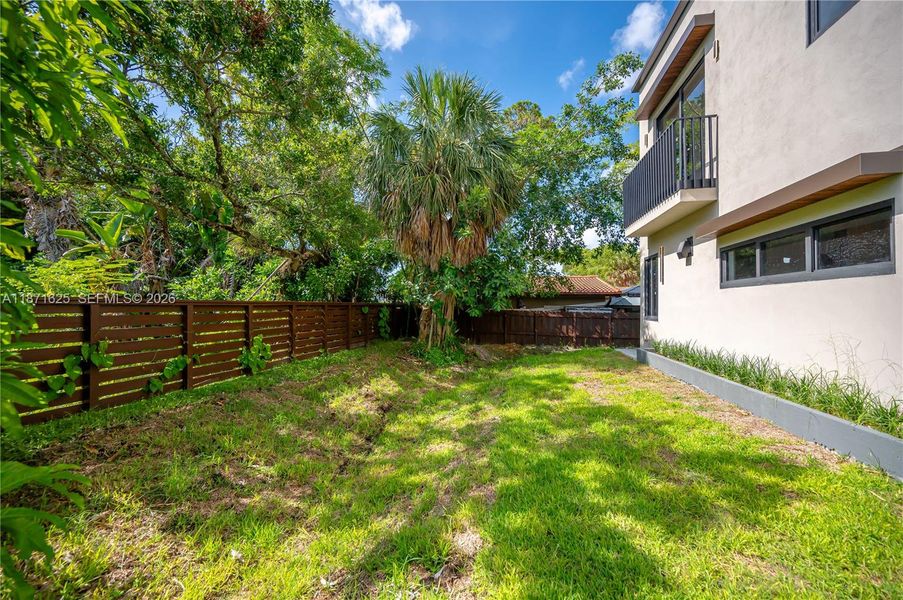 Exterior details and patio area of a home in , Fort Lauderdale (Image 29).