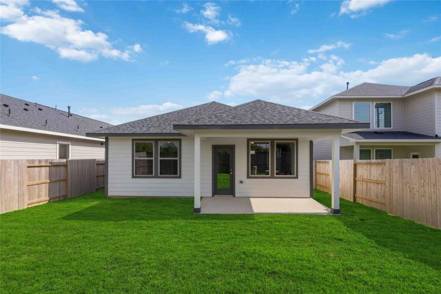 Exterior details and patio area of a home in La Segarra 40', Brookshire (Image 4).