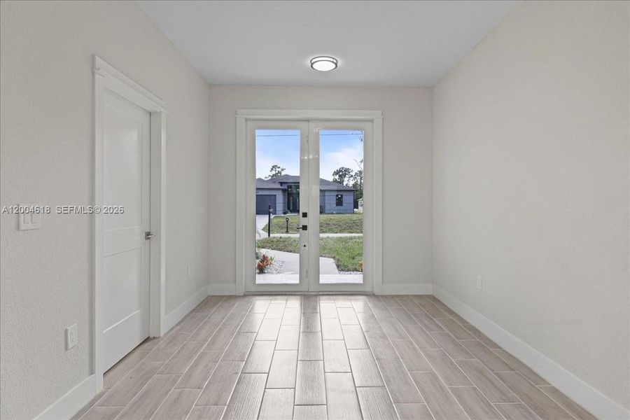 Spacious, unfurnished interior of a new home in , Lehigh Acres (Image 9).