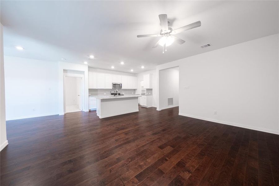 Spacious, unfurnished interior of a new home in Churchill: Meadows 50', Anna (Image 23). Spacious, unfurnished interior of a new home in Churchill: Meadows 50', Anna (Image 23).