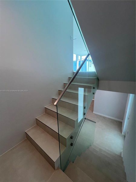 Spacious, unfurnished interior of a new home in , Key Largo (Image 8).