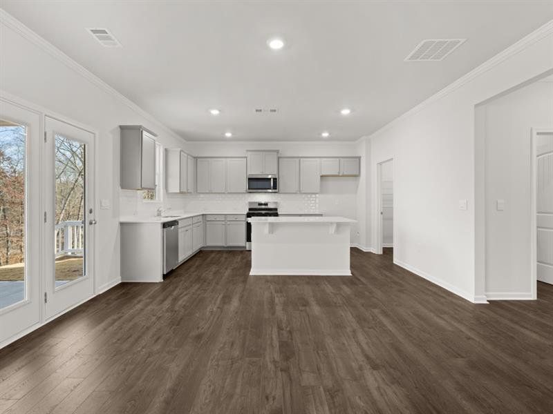 Spacious, unfurnished interior of a new home in Falcon Landing, Gainesville (Image 27).