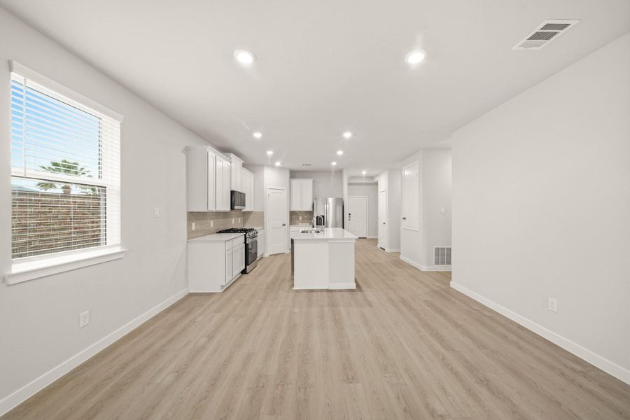 Spacious, unfurnished interior of a new home in Lago Mar, Texas City (Image 14).